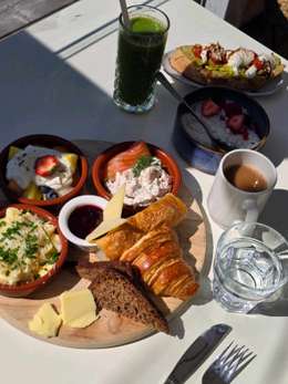 Cafés & Breakfast